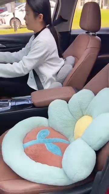 Flower-Shaped Car Seat Cushion with Lumbar Support