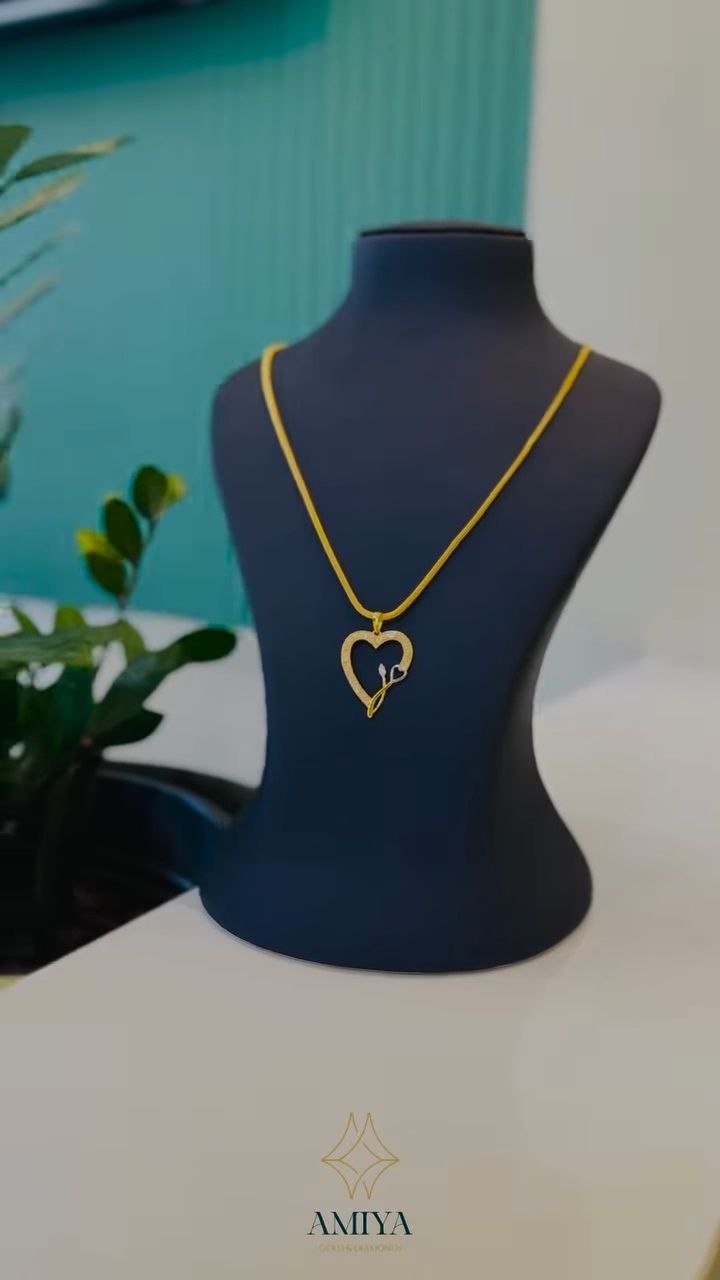 Interlocking Circle Gold Pendant Necklace
