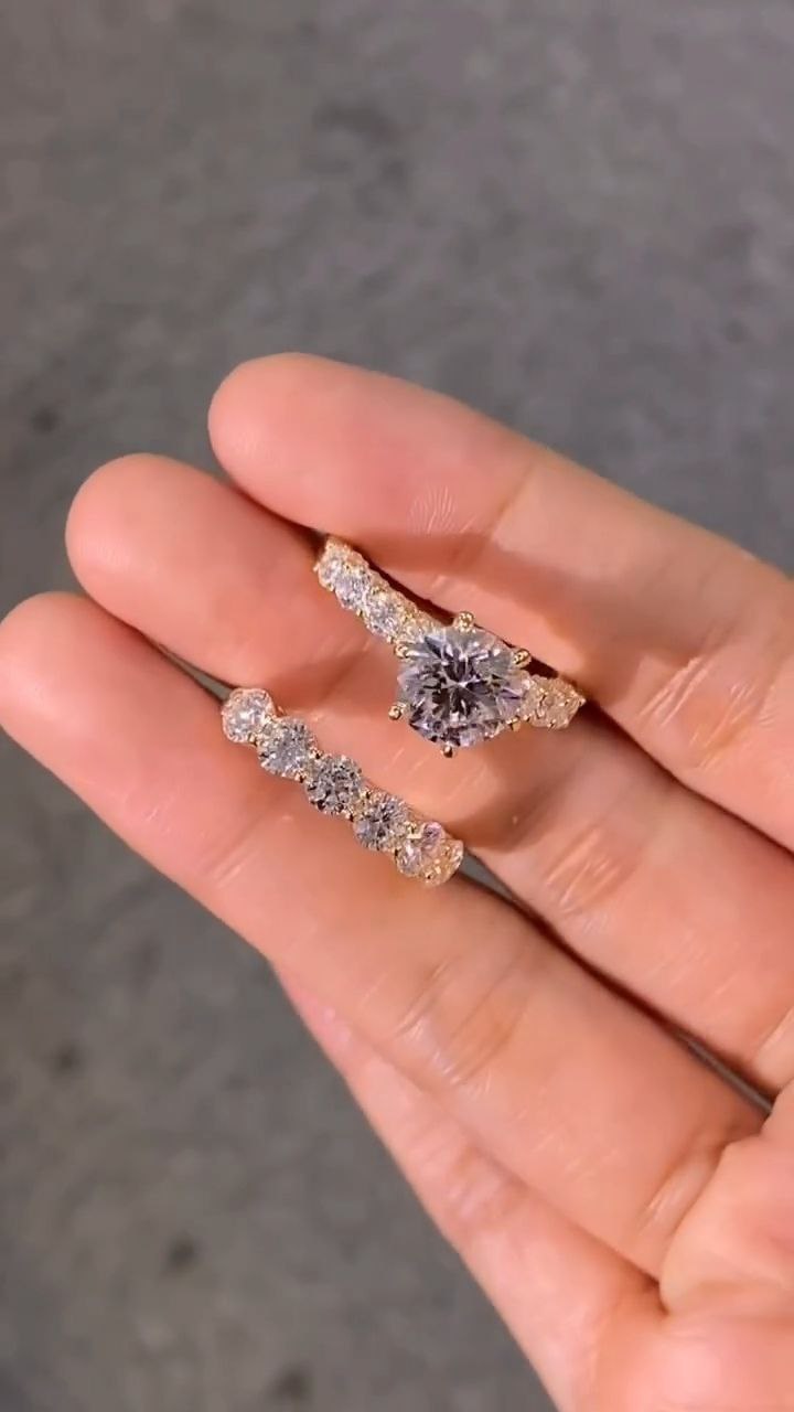 Round Brilliant Diamond Ring Set with Matching Band