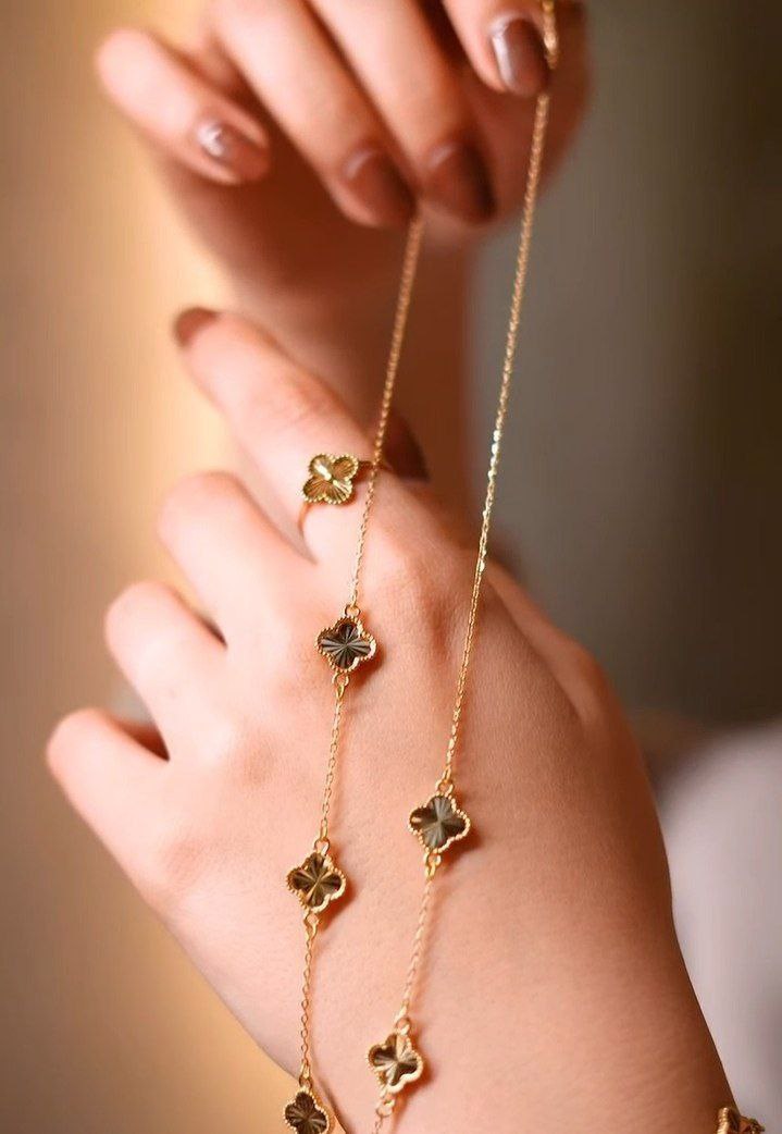 Golden Clover Motif Chain Necklace